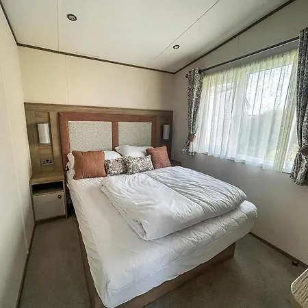 Stunning 8 Berth Caravan With Decking At Kessingland Beach Ref 90017D Benacre Exterior photo