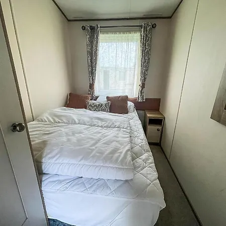 Stunning 8 Berth Caravan With Decking At Kessingland Beach Ref 90017D Benacre Exterior photo