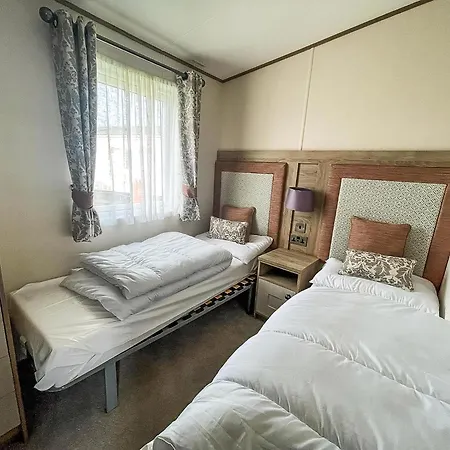 Stunning 8 Berth Caravan With Decking At Kessingland Beach Ref 90017D Benacre Exterior photo
