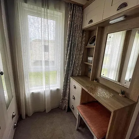 Stunning 8 Berth Caravan With Decking At Kessingland Beach Ref 90017D Benacre Exterior photo