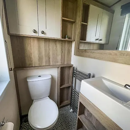 Stunning 8 Berth Caravan With Decking At Kessingland Beach Ref 90017D Benacre Exterior photo