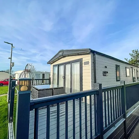 Stunning 8 Berth Caravan With Decking At Kessingland Beach Ref 90017D Benacre Exterior photo
