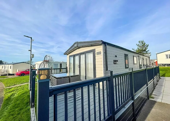 Stunning 8 Berth Caravan With Decking At Kessingland Beach Ref 90017D