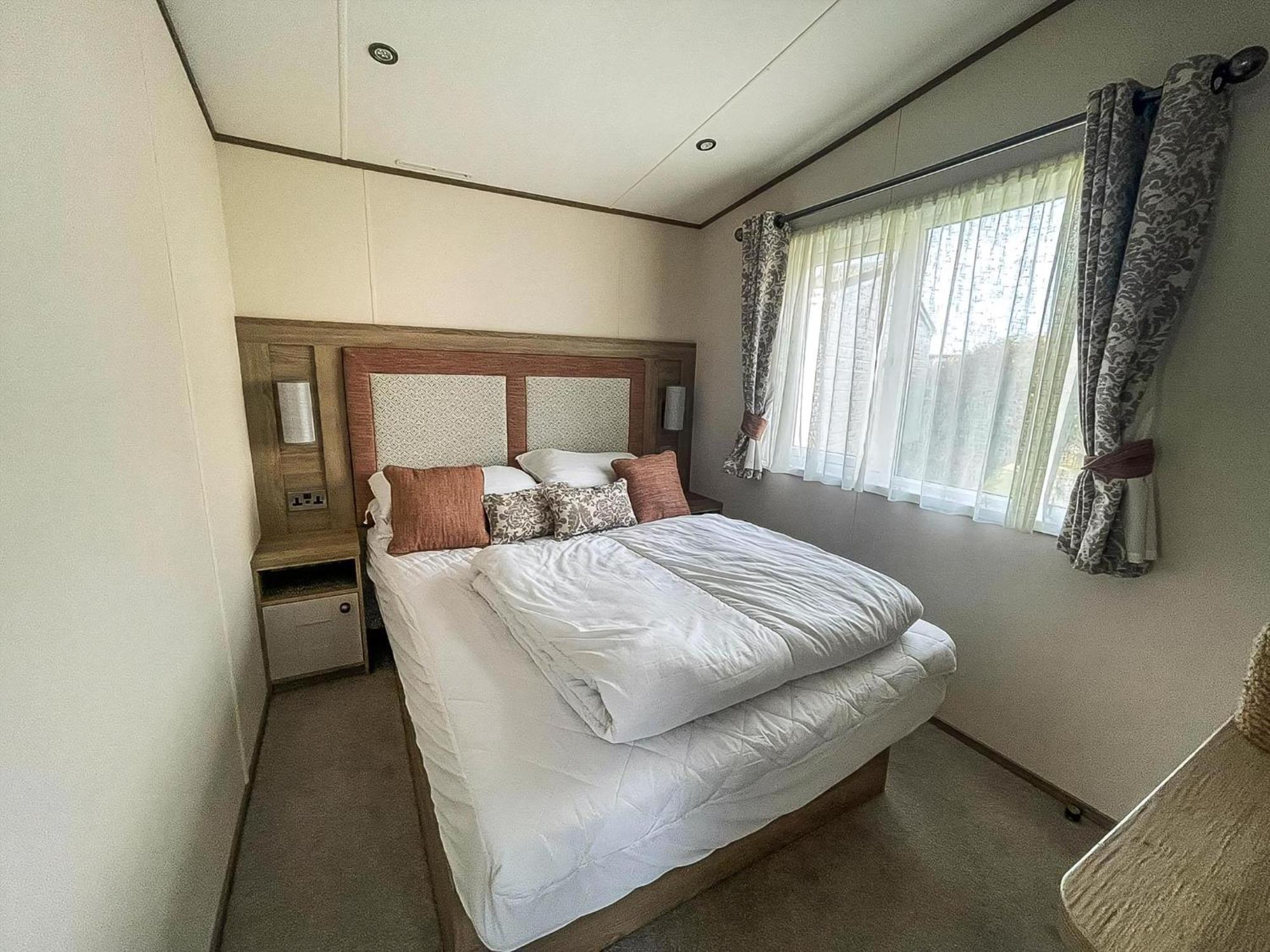 Stunning 8 Berth Caravan With Decking At Kessingland Ref 90017d Benacre