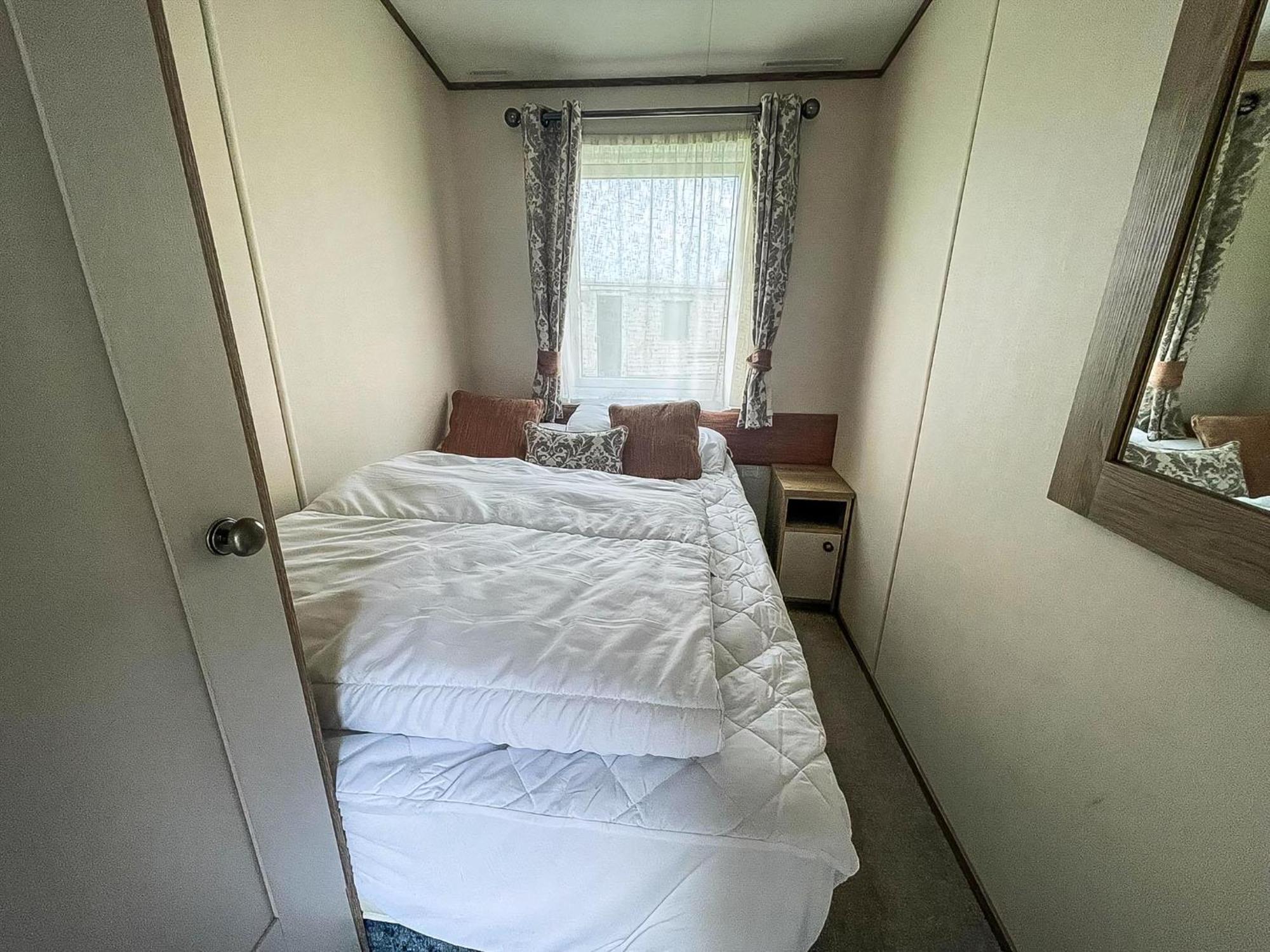 Campsite Stunning 8 Berth Caravan With Decking At Kessingland Ref 90017d