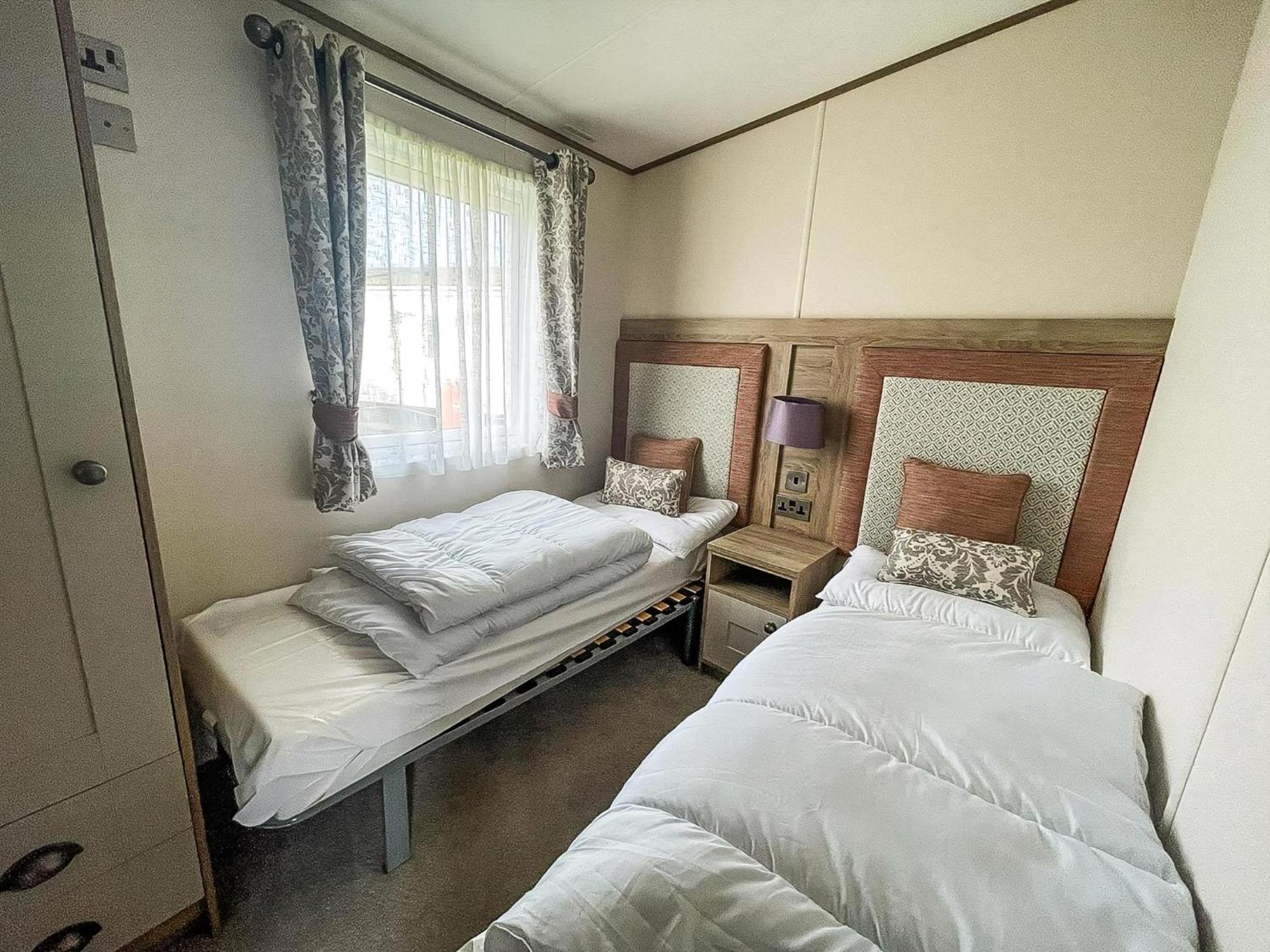Stunning 8 Berth Caravan With Decking At Kessingland Ref 90017d Campsite