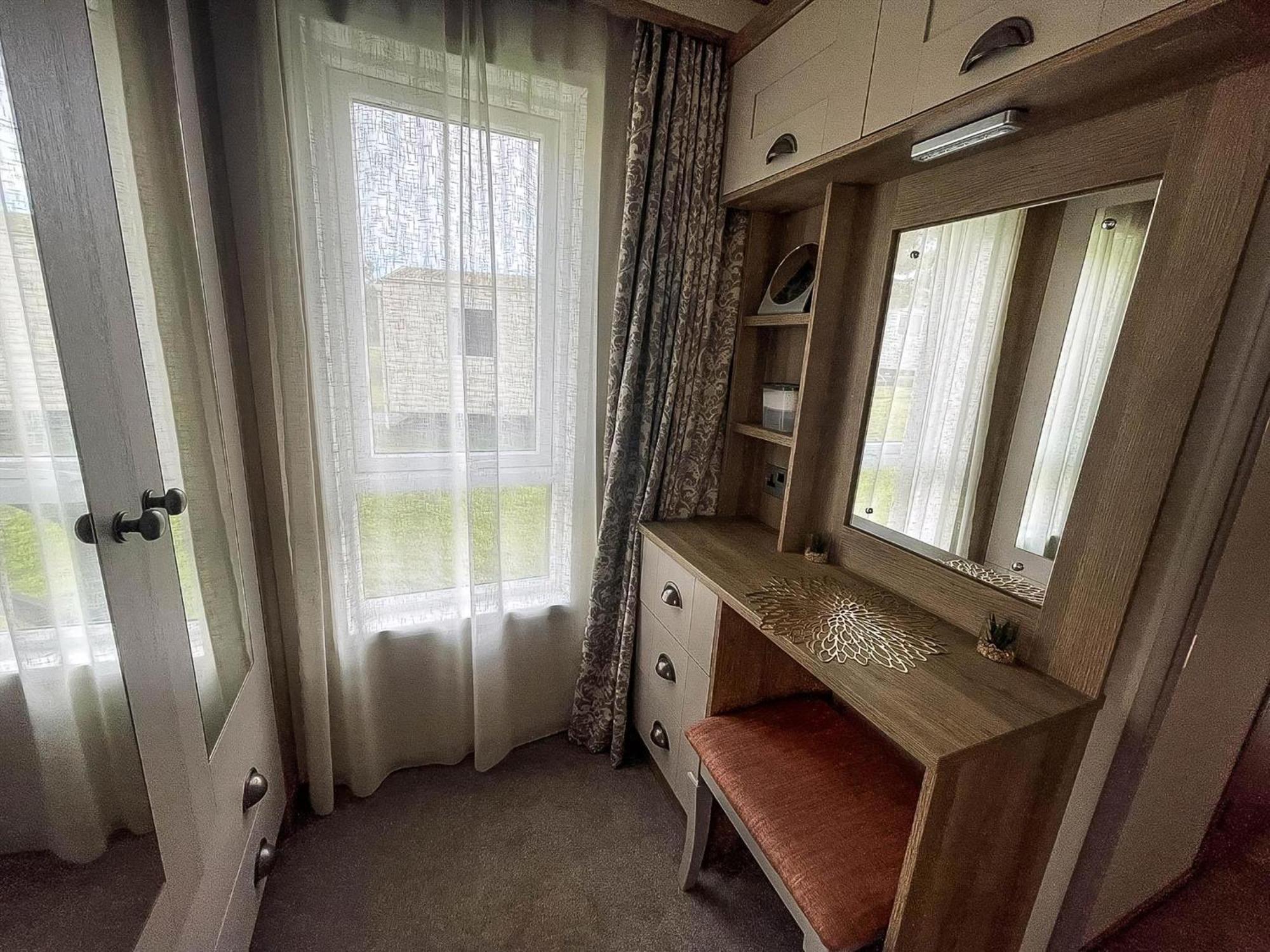 Stunning 8 Berth Caravan With Decking At Kessingland Ref 90017d Campsite *