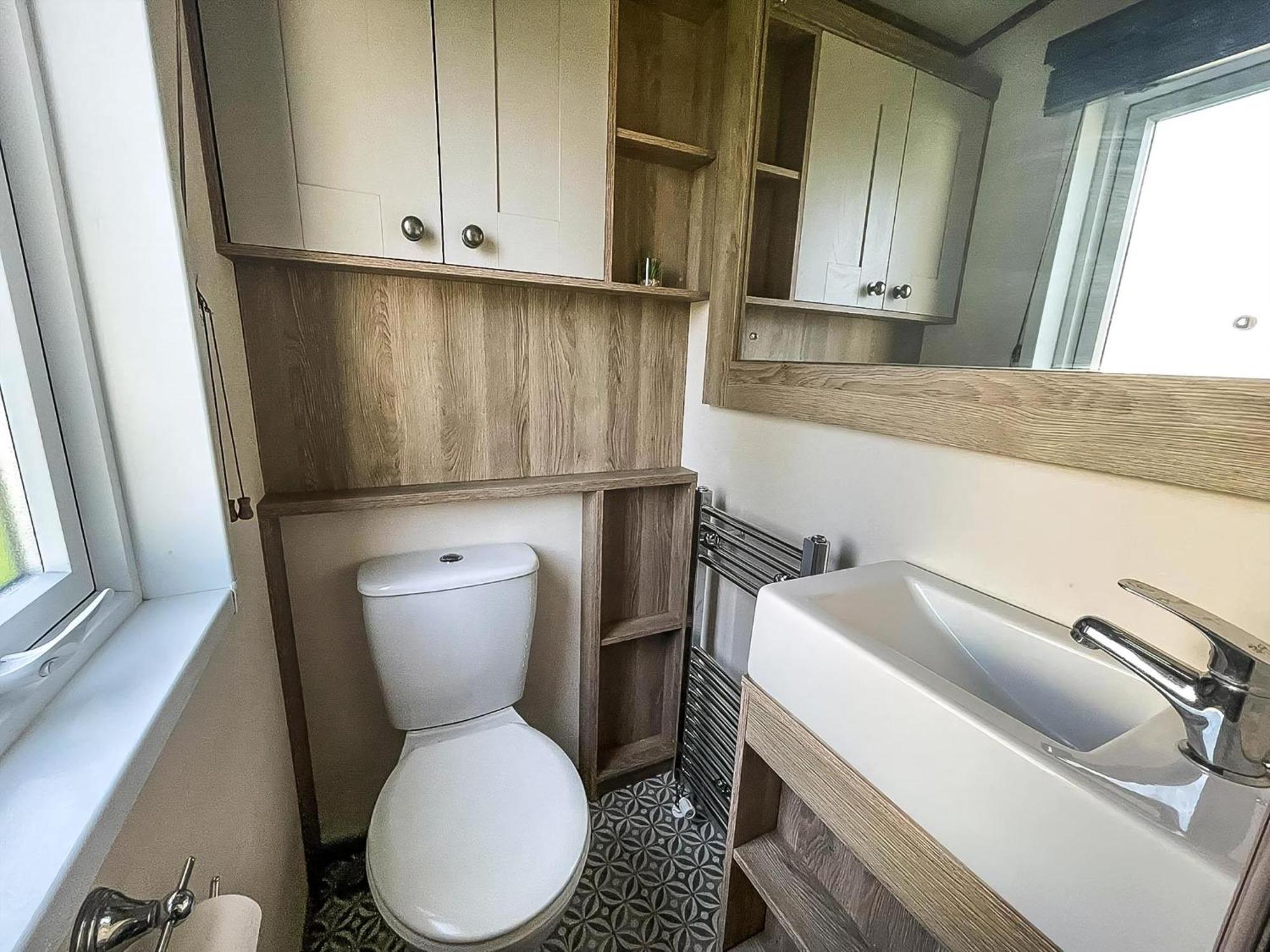 Stunning 8 Berth Caravan With Decking At Kessingland Ref 90017d *