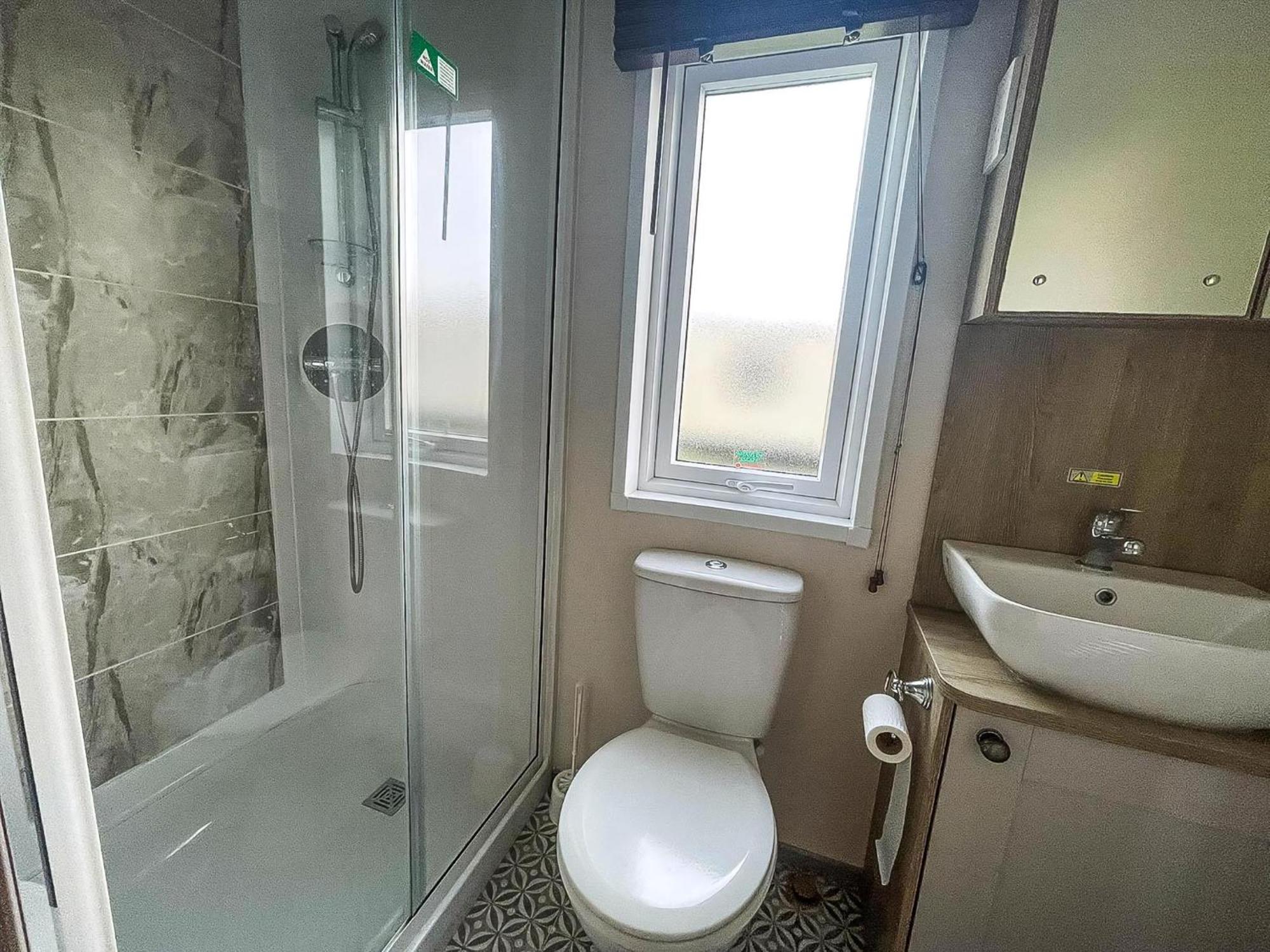 Stunning 8 Berth Caravan With Decking At Kessingland Ref 90017d Benacre