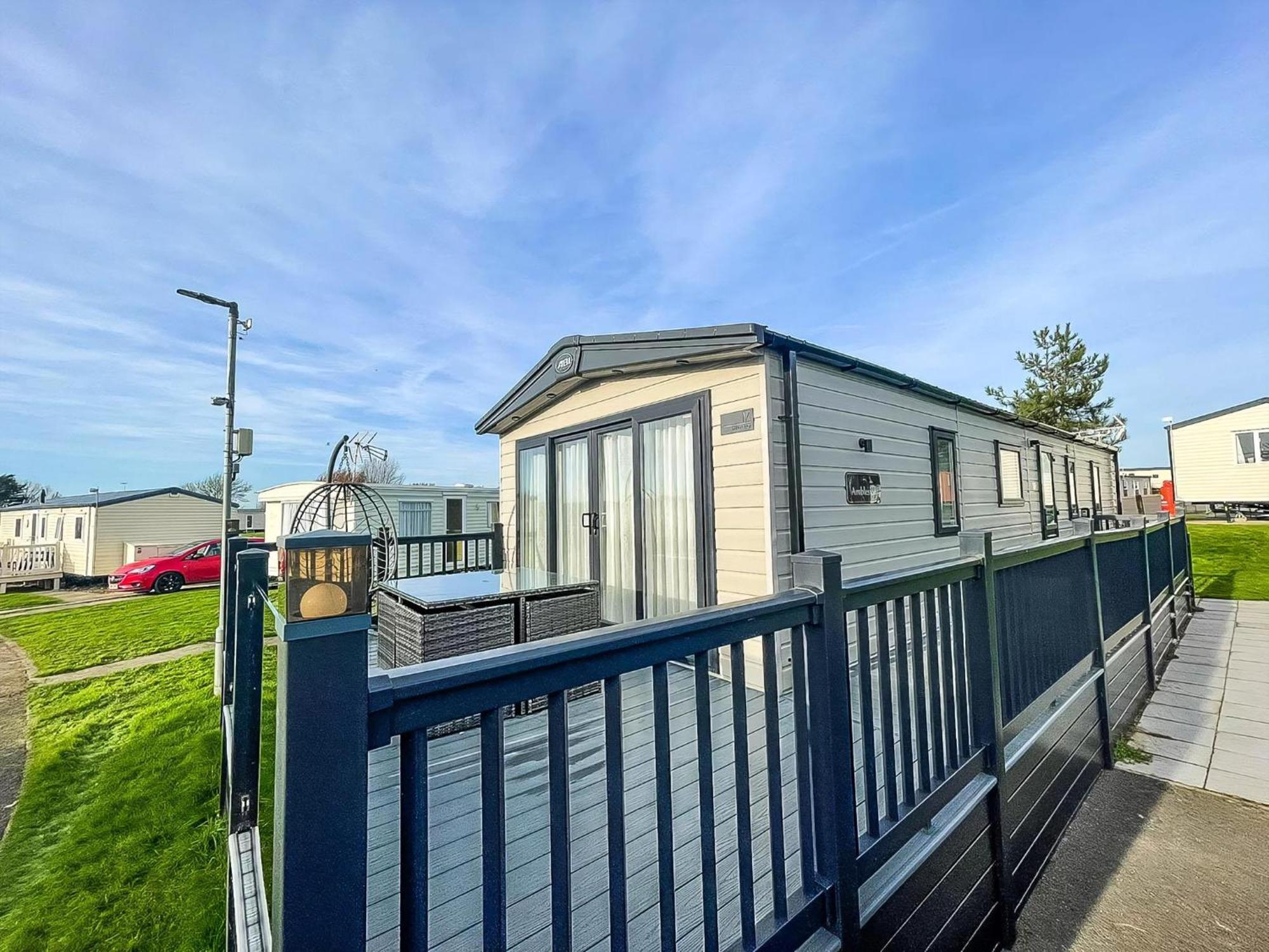 Stunning 8 Berth Caravan With Decking At Kessingland Ref 90017d * Benacre