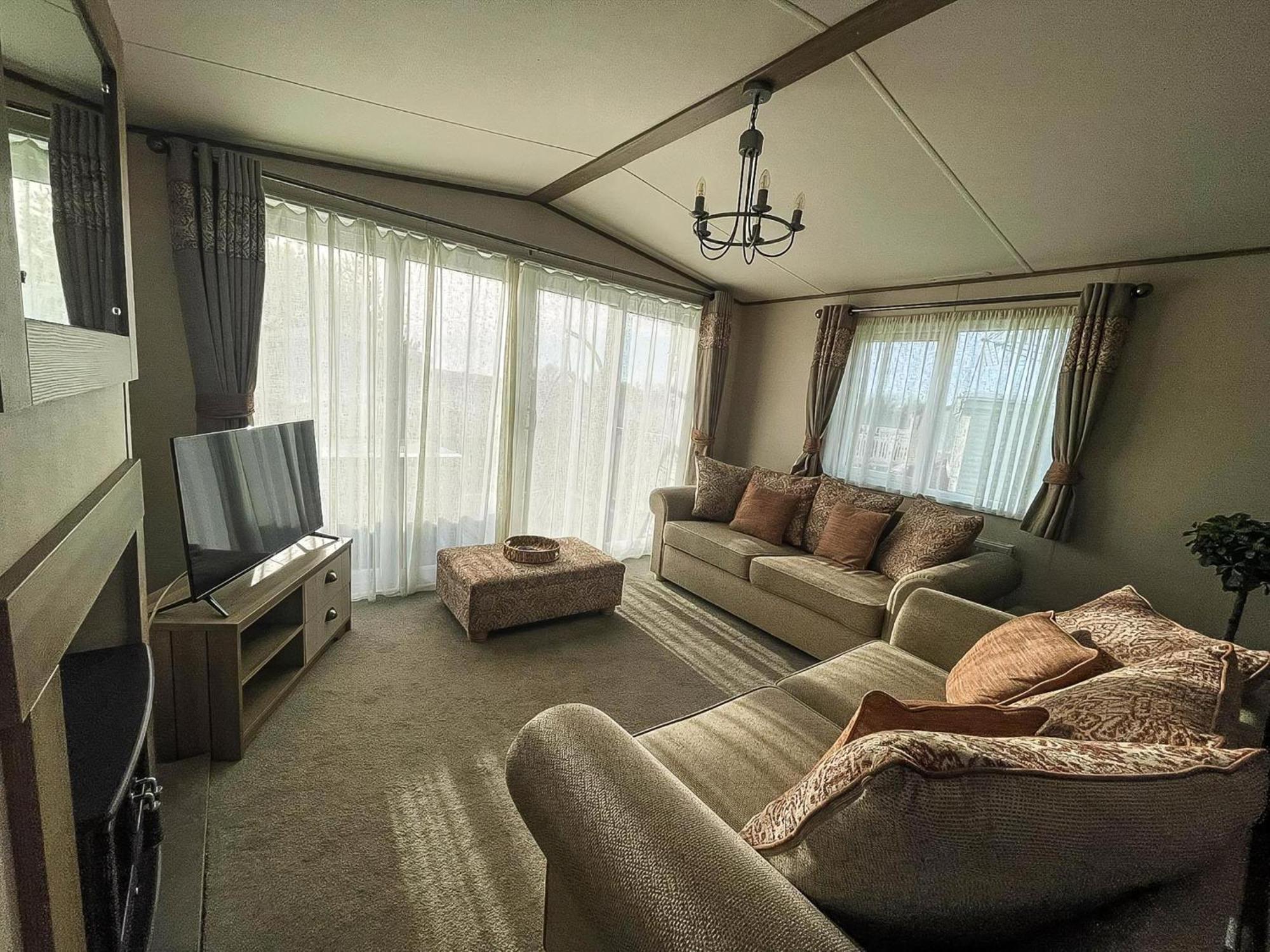 Stunning 8 Berth Caravan With Decking At Kessingland Ref 90017d Campsite Benacre
