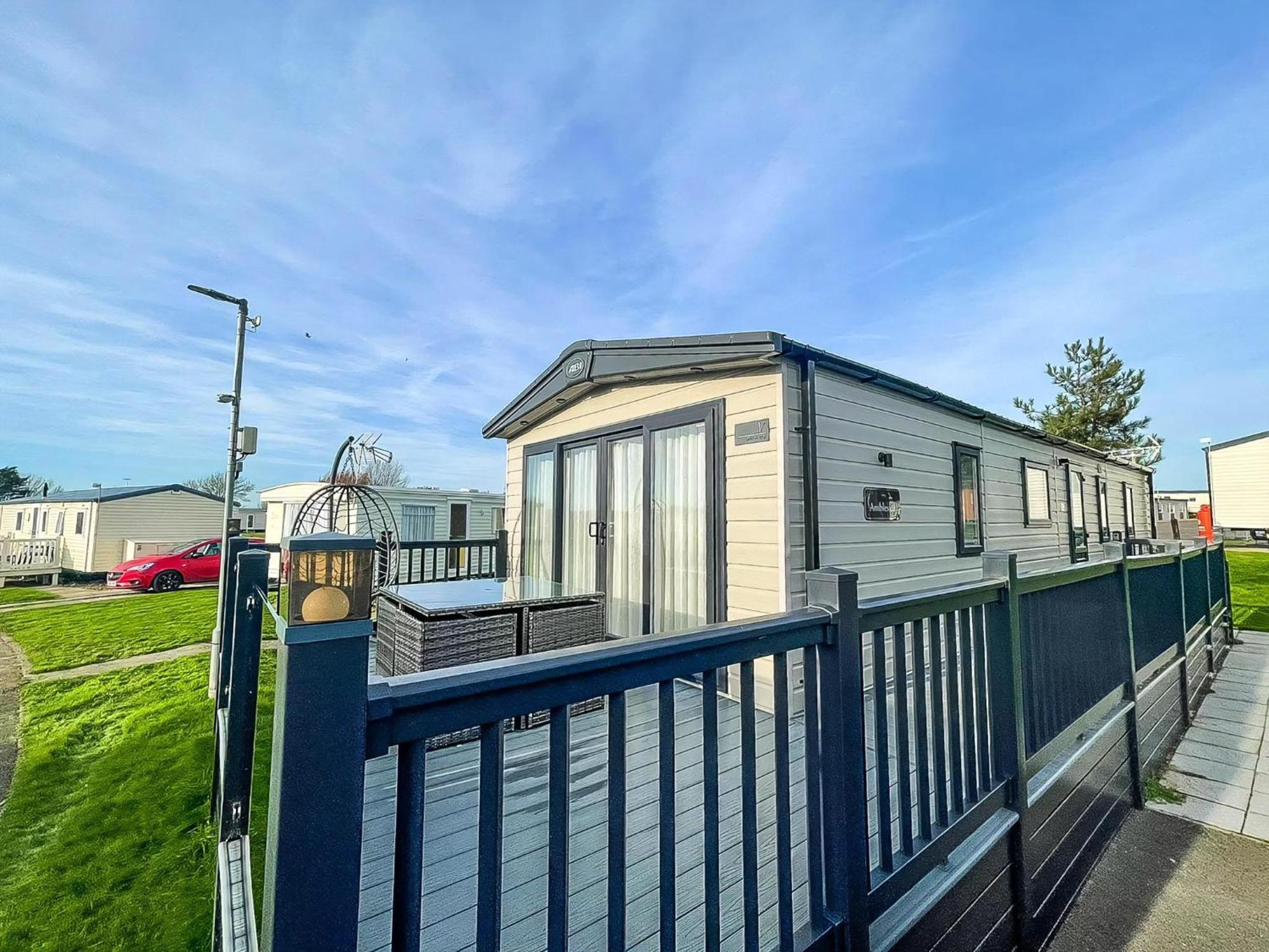 Stunning 8 Berth Caravan With Decking At Kessingland Ref 90017d * Benacre